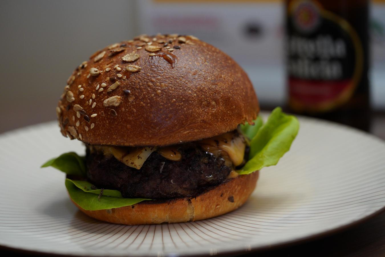 En Atypical, en Valladolid, que en el I Campeonato de España de Hamburguesas se llevó la plata por esta hamburguesa de carne de angus nacional acompañada de pan brioche elaborado con grasa de angus, queso trufado y trufa, mantequilla Mirim, mayonesa de jalapeños, brotes tiernos, cebolla pochada y sal vikinga.