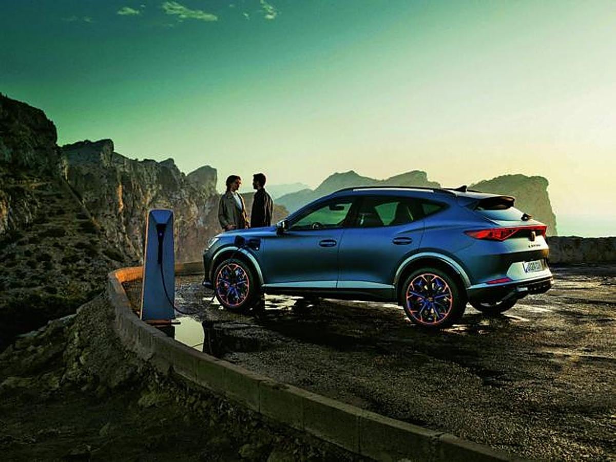 El primer premio en la categoría de Híbrido ha sido para CUPRA Formentor e-Hybrid. Este SUV compacto de silueta y conducción deportiva combina diversión al volante con unos bajísimos consumos en sus dos versiones híbridas enchufables y una autonomía eléctrica que llega hasta los 59 kilómetros.