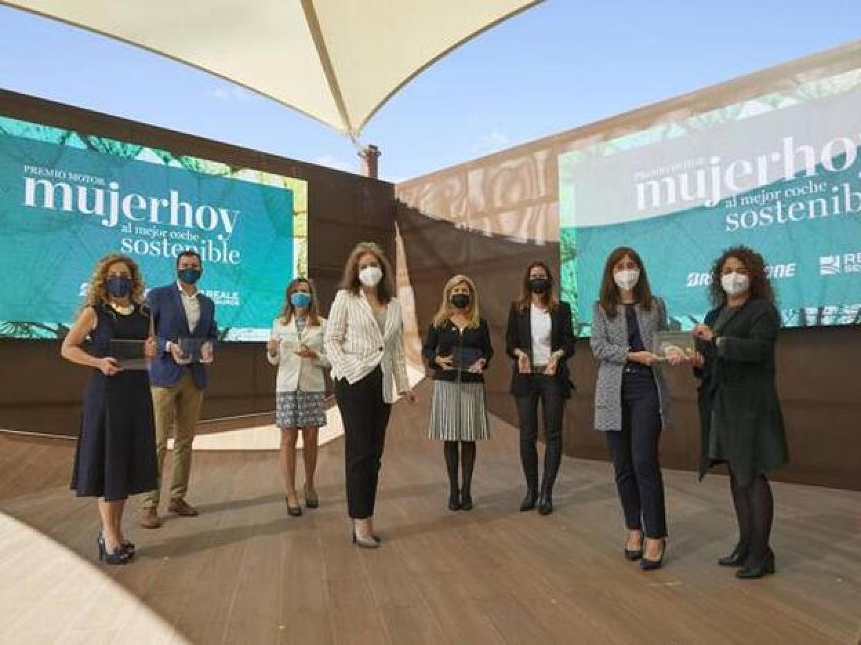 Foto de familia de los ganadores en la edición de los Premios Motor Mujerhoy 2021. Pincha aquí para ver qué modelos han sido los premiados.