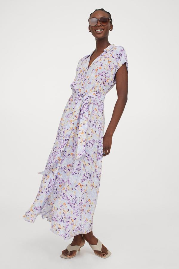 Este maxi vestido camisero estampado, disponible en cuatro colores, es perfecto para rejuvenecer tus looks de verano y cuesta 24.99 euros en H&M.