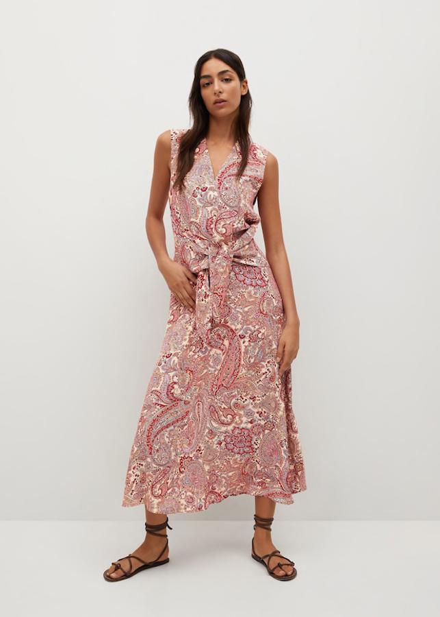 Vestido midi con estampado de paisley y nudo en la cintura, de Mango (39,99 €).