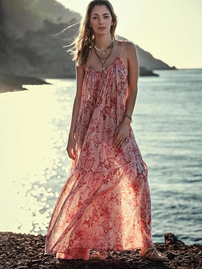 Maxivestido estampado de tirantes con escote fruncido, de Mango (99,99 €).