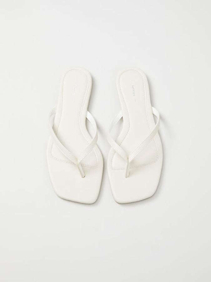 En color blanco, con tira fina con posición de dedo, la sandalia básica de toda la vida está en Lefties por 7,99 euros entre los números 35 y 41.