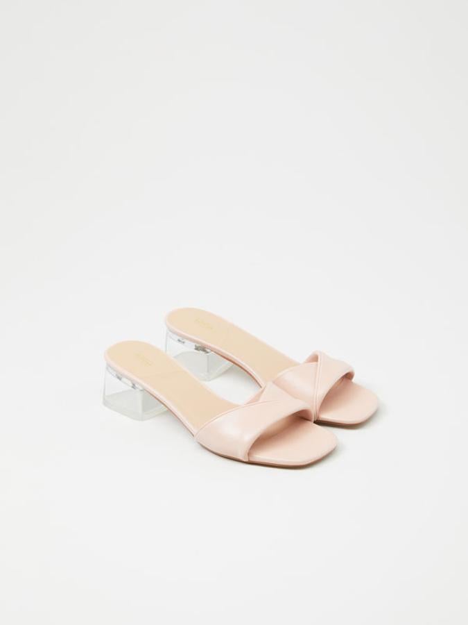 Con tacón transparente y en color rosa, estas sandalias con tira media en el empeine tienen un precio de 19,99 euros y están disponibles entre los números 36 y 39.