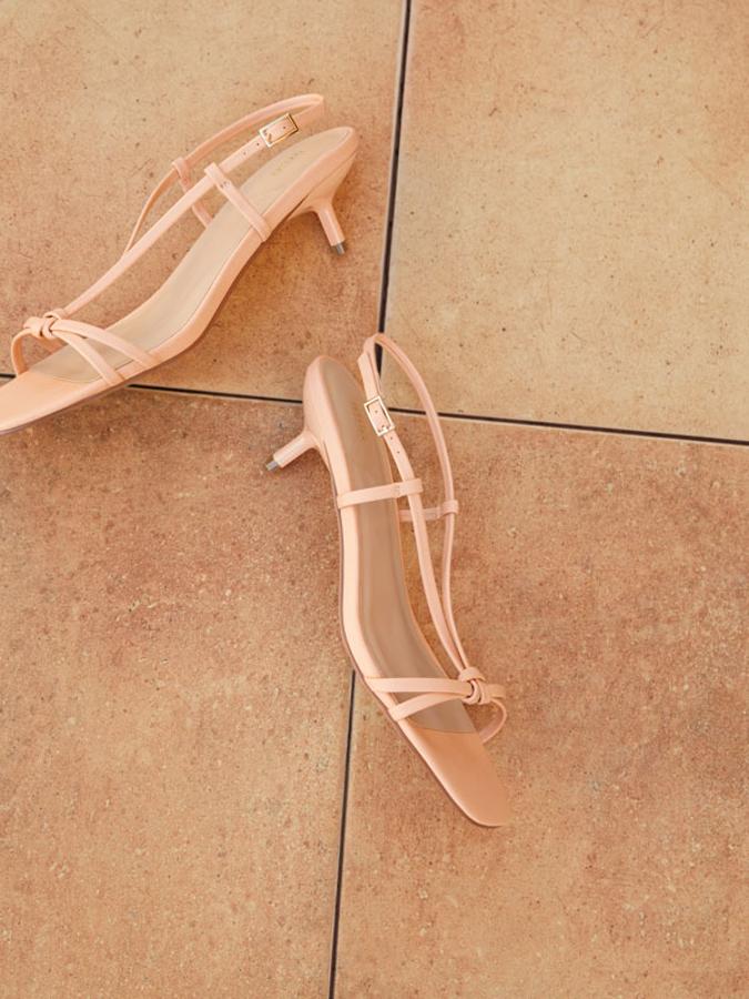 En naranja pastel, con tiras finas a lo largo del pie y el empeine y tacón fino de altura media, estas sandalias con cierre de hebilla en el tobillo cuestan 15,99 euros y podemos encontrarlas entre los números 35 y 40.