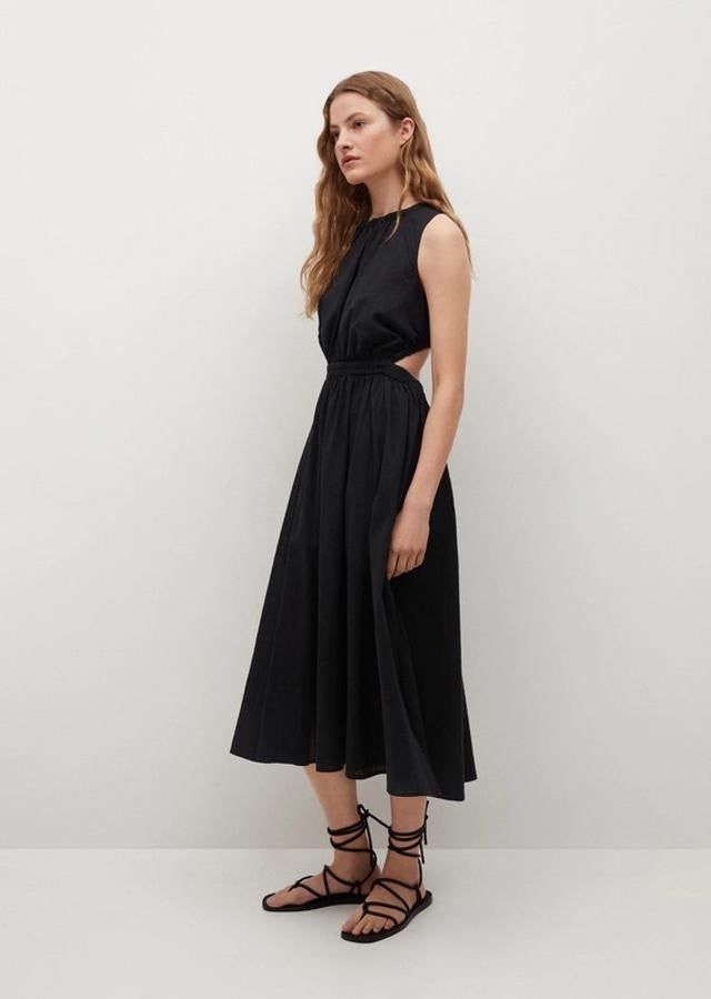 De diseño midi acampanado, con cintura elástica y cuello redondo con tirantes anchos, este original vestido negro viene con cut out en la espalda sobre la falda. Cuesta 29,99 euros y llegará a las tiendas entre las tallas XS y XL.