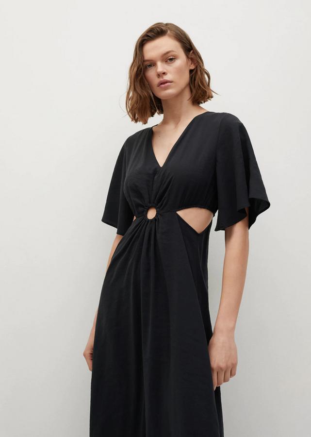 Confeccionado en tejido de modal, de diseño fluido y largo, este vestido con cut out en los laterales de la cintura y el frontal tiene la falda acampanada y cierre de cremallera en la parte posterior. Podemos encontrarlo en las tallas L y XL por 39,99 euros.