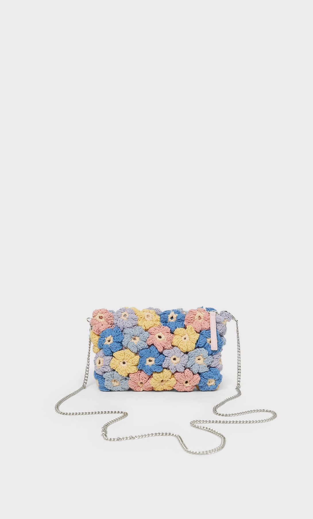 Bandolera con flores multicolor bordadas a ganchillo de lo nuevo de Stradivarius. (12,99 euros).