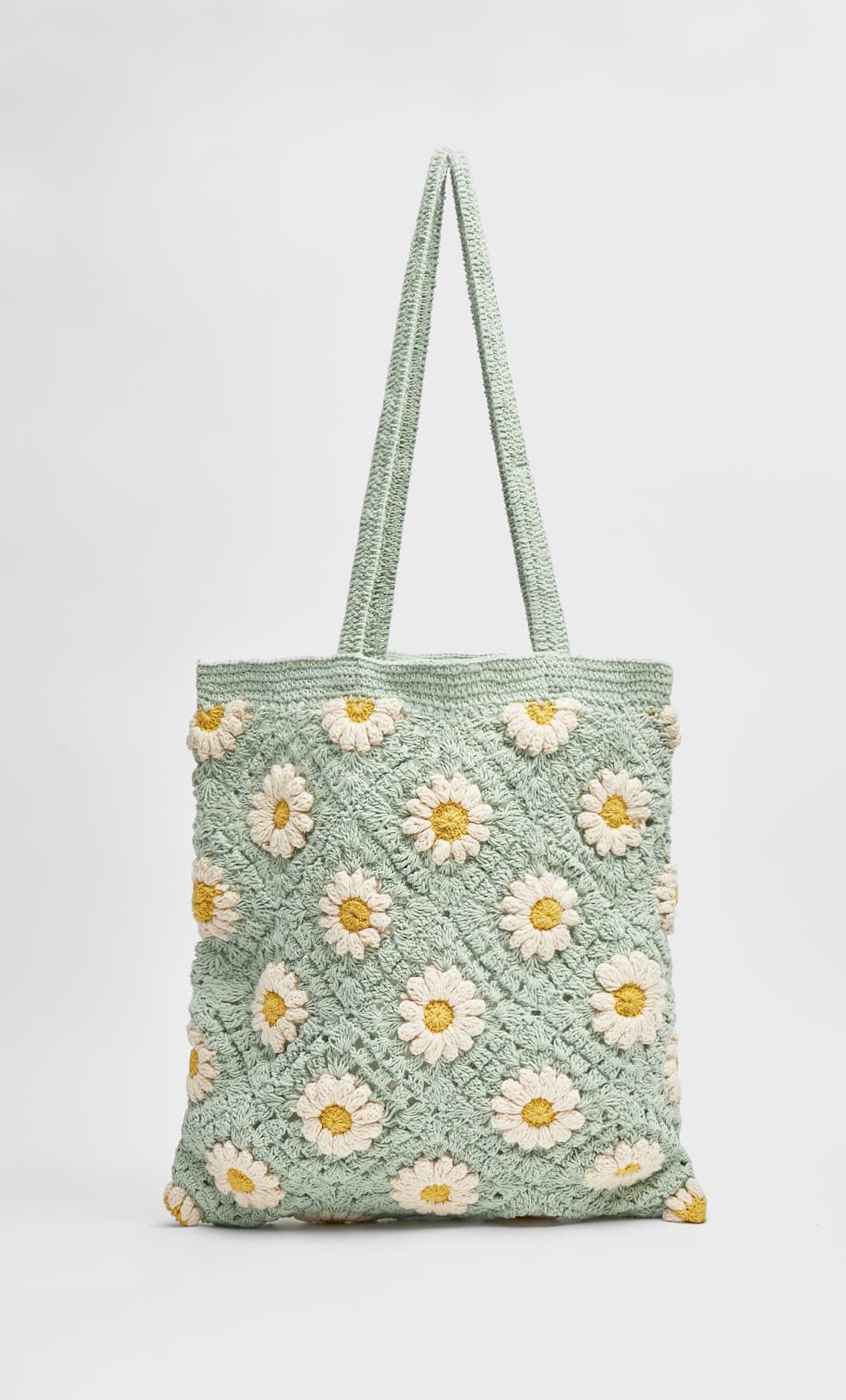 Bolso shopper con estampado de margaritas, un clásico en crochet que nos encanta. (19,99 euros).