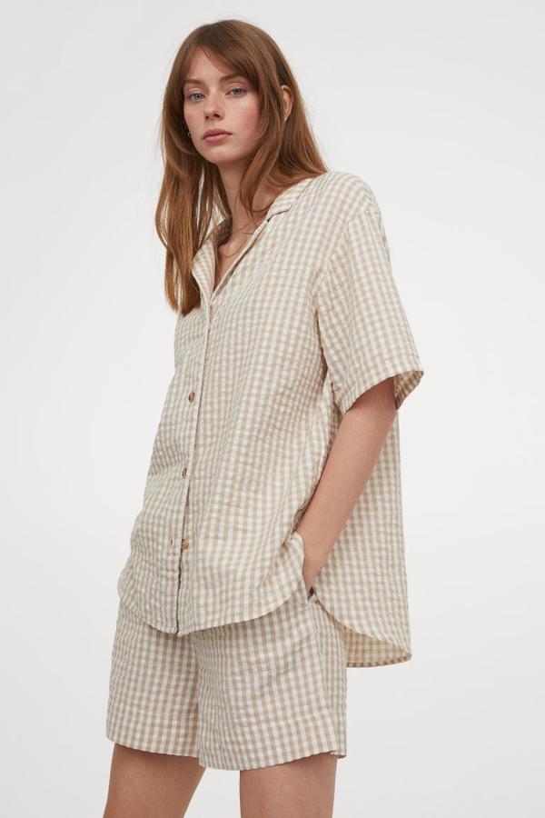 Camisa oversize de algodón de manga corta y pantalones cortos, ambos de H&M.