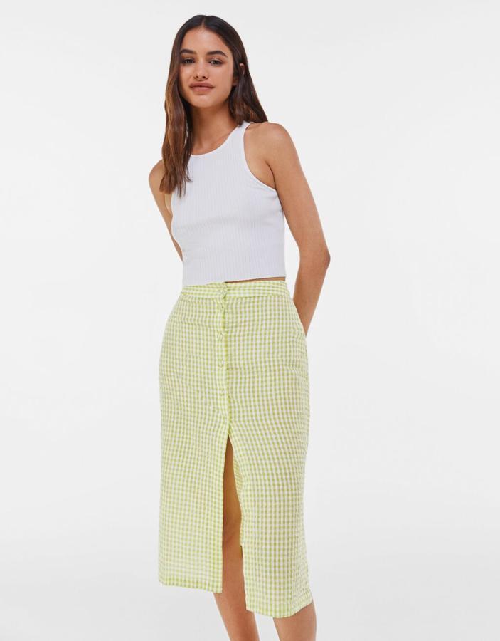 Falda midi con apertura lateral y cierre de botones, de Bershka (17,99 €).