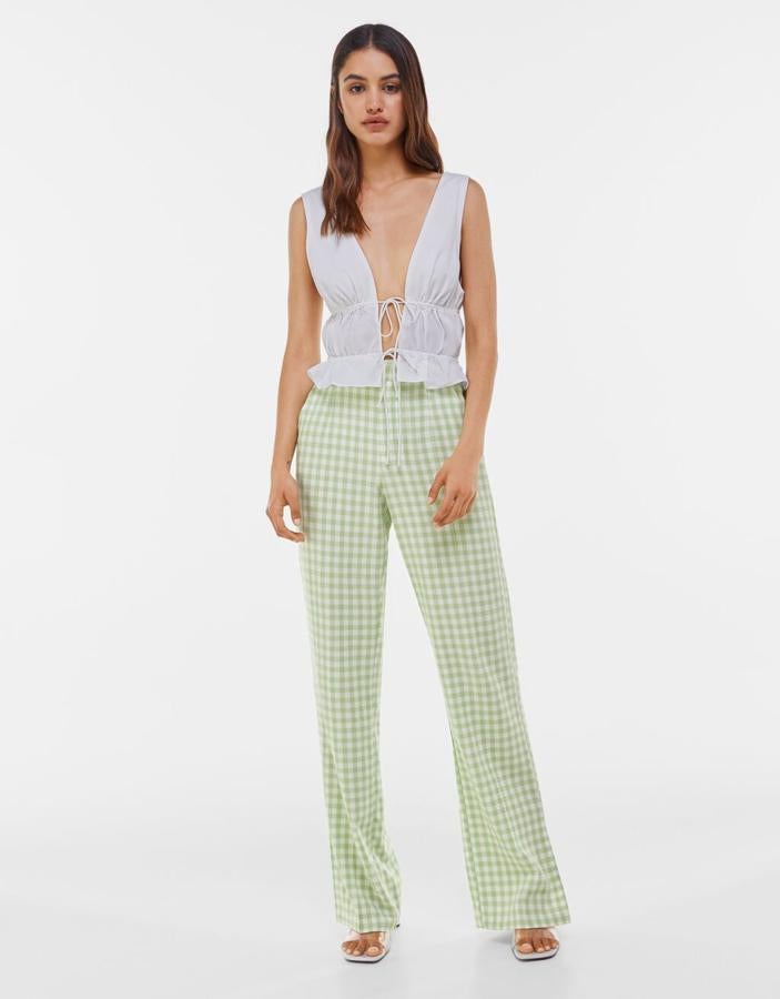 Pantalón recto de cintura alta, de Bershka (25,99 €).