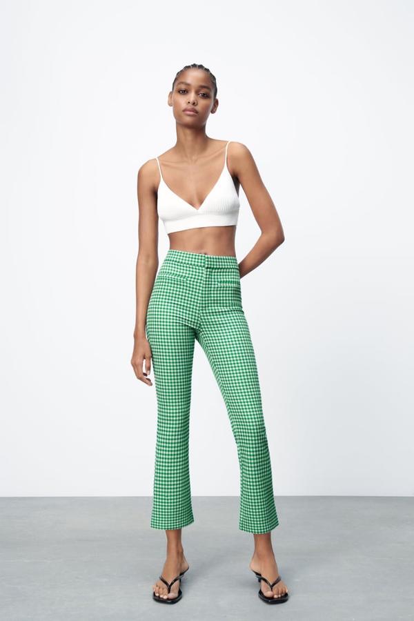 Pantalones flare de cintura alta, de Zara (22,95 €).