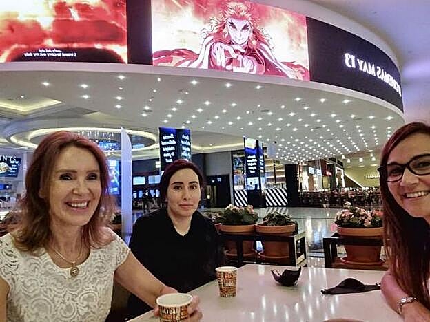 La princesa Latifa (de negro) y dos amigas en un centro comercial de Dubái. Por la película que aparece en la cartelera se cree que la foto fue tomada el 13 de mayo.