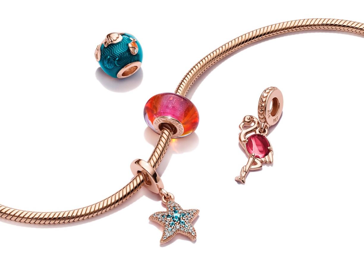 ¿Qué mejor opción que crear un pulsera y elegir tú los charms? ¡Ninguna! Esta de Pandora es de su nueva colección de verano, Blue Ocean y no puede ser más ideal. ¿Cómo es el charm del flamenco en cristal de murano? Inserte aquí carita de corazón (ojalá pudiéramos).