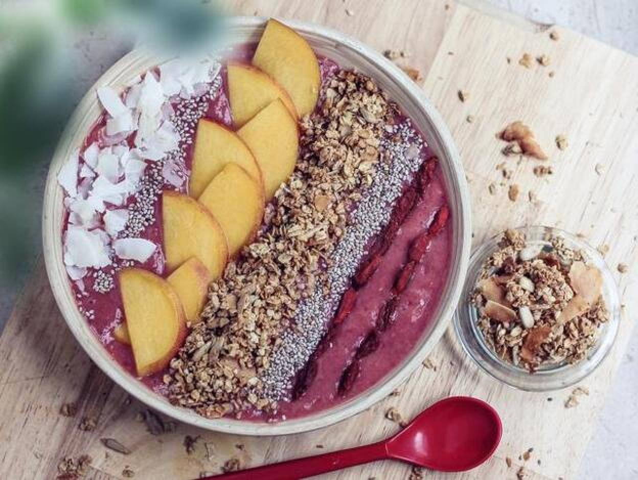 Las semillas de chia siendo algo tan pequeño contienen mucho poder nutricional y con pocas calorías. Dos cucharadas proporcionan apenas 137 calorías y un gramo de carbohidratos digeribles. Pincha para ver los mejores superalimentos.