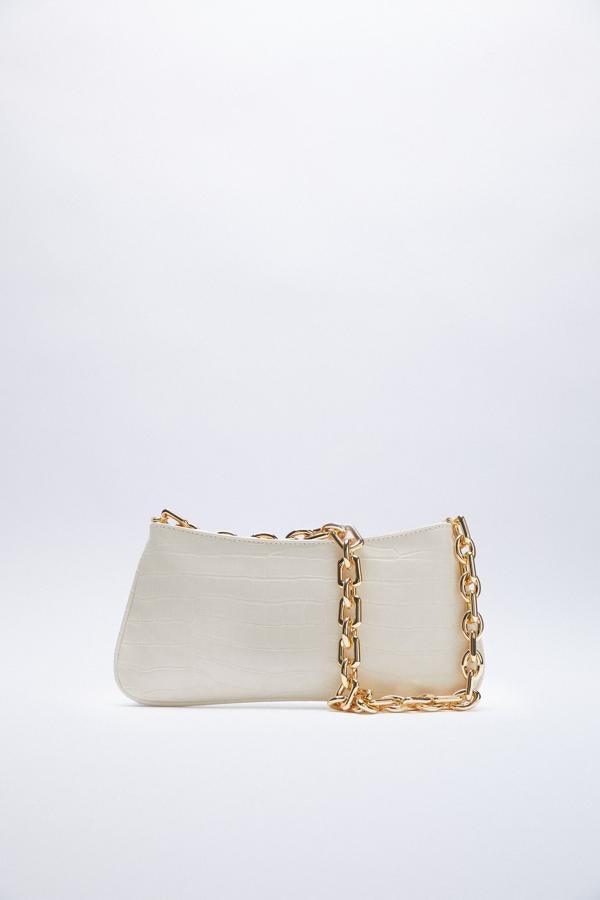 Bolso grabado en color crudo con cadena dorada de Zara (25,99 euros)
