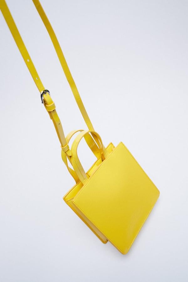 bolso con asa corta y larga en color amarillo de Zara (19,99 euros)