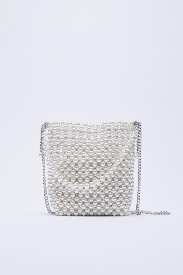 Bolso con perlas de color blanco de Zara (29,99 euros)