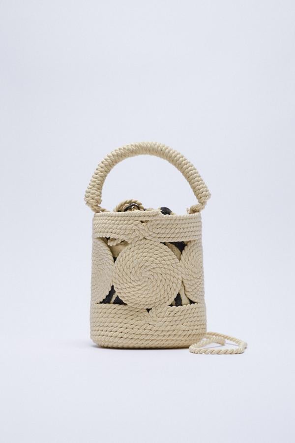 Bolso calado realizado en cordón de color beige de Zara (25,99 euros)