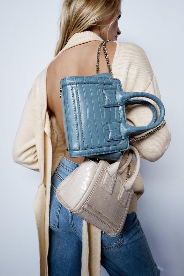 Mini bolsos grabados en color azul o gris de Zara (19,99 euros)