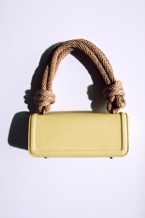 Mini bolso de color amarillo con asa de cordón de Zara (25,99 euros)