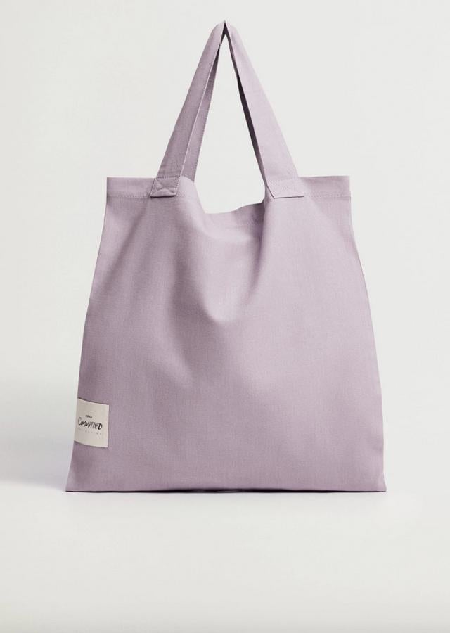 Confeccionado al 100% en algodón orgánico, este bolso shopper de tamaño mediano con doble asa y doble compartimento es de Mango y tiene cierre de imán interior. Tiene un precio de 9,99 euros.