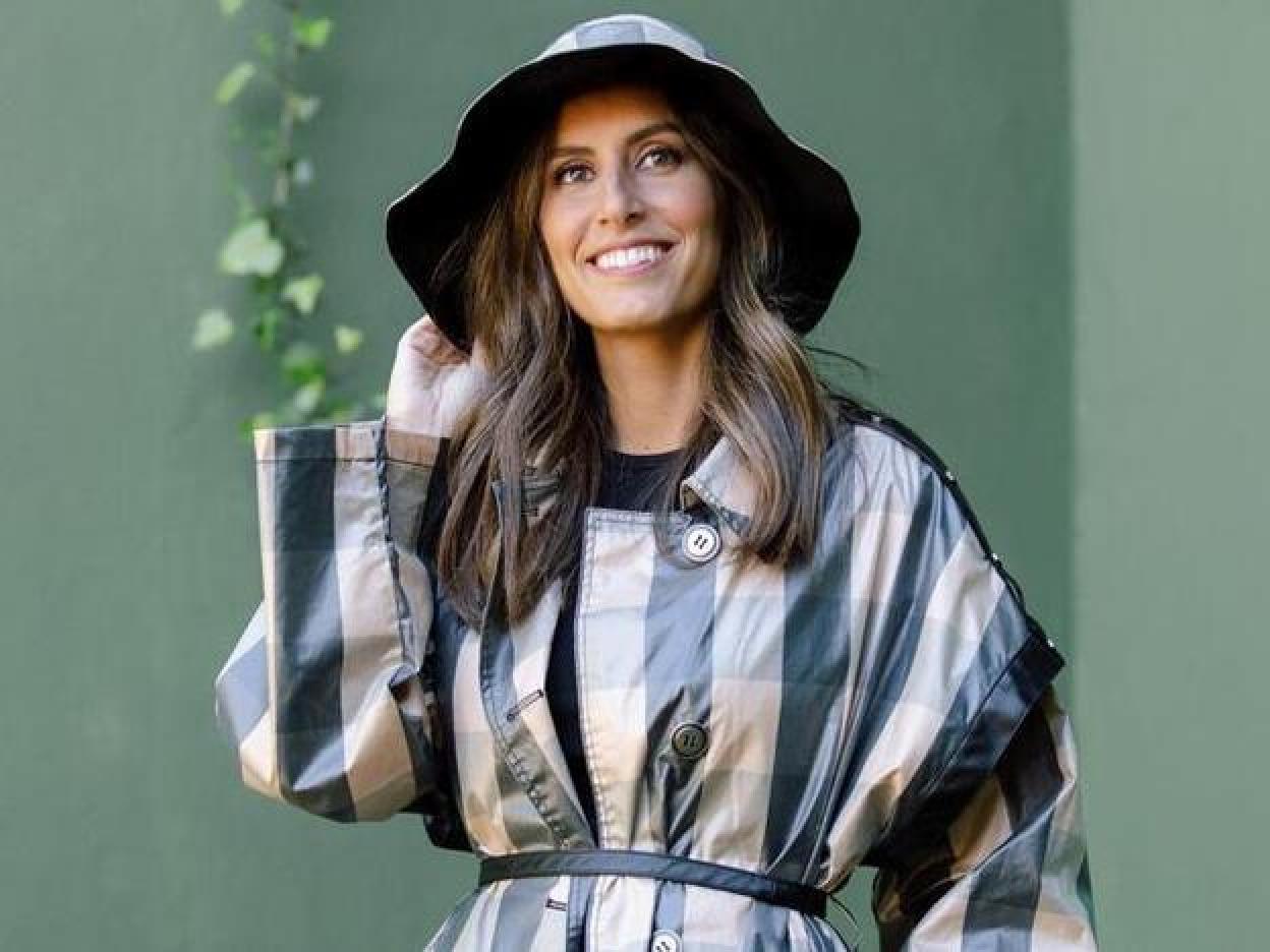 Pincha en la imagen para ver 15 zapatillas blancas muy cómodas (y estilosas) que quedan de lujo con vestidos en primavera y verano.