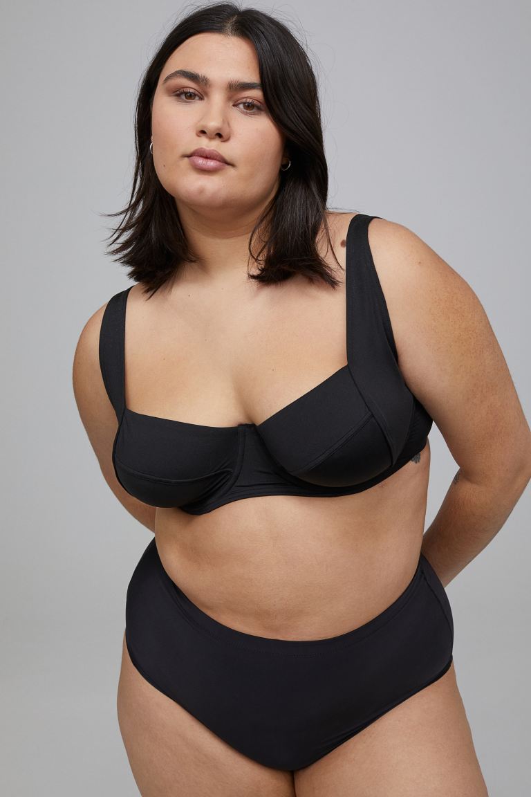 Un clásico: sujetador balconette y braguita alta al estilo Marylin. Encuentra este básico de color negro en H&M. La parte de arriba cuesta 19,99 euros y la de abajo 17,99 euros.