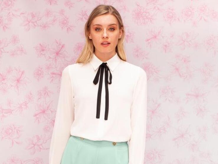 Fotos: Blusas románticas, cuñas cómodas y mucho estilo: así es la colección de La Vecina Rubia y Bimani que nos ha enamorado porque favorece muchísimo (y además es made in Spain)