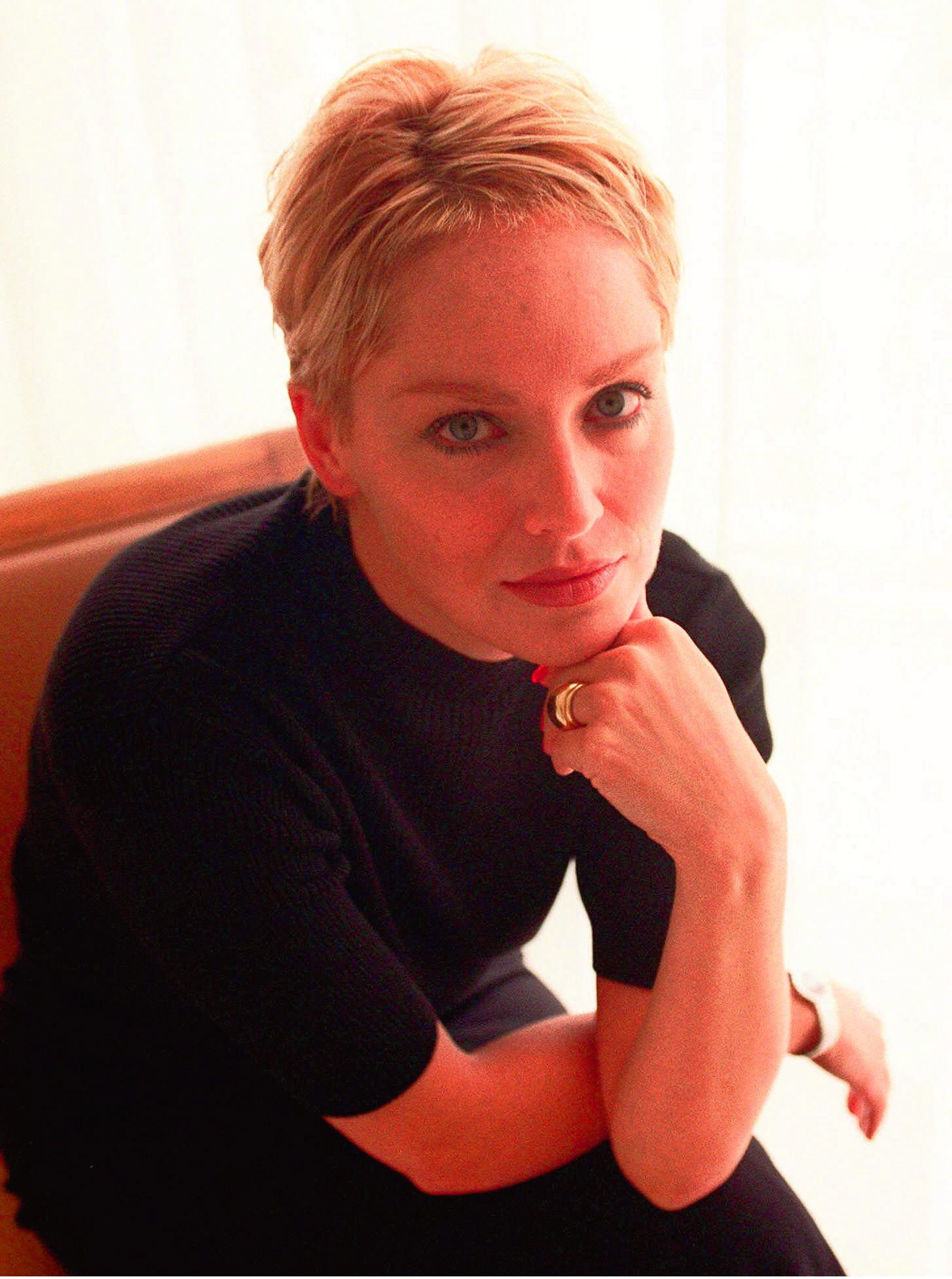 Como experta en lucir los cortes de pelo cortos, Sharon Stone derrochó glamour en los 90 con este corte pixie con micro flequillo al más puro estilo Mia Farrow. Un corte de pelo icónico ideal para cambiar de look este verano.