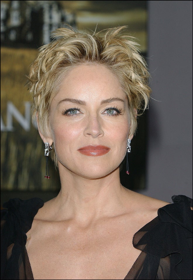 Y para demostrar que el pelo corto no carece de posibilidad, Sharon Stone siempre se hacía este peinado. Texturizaba cada mechón con un efecto mojado y lo peinaba hacia arriba para crear más volumen.