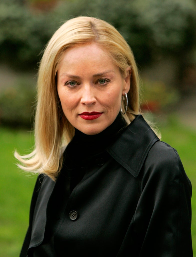 No terminaremos sin mostrar esta media melena clásica: pelo pulido, raya en un lateral y puntas hacia afuera. Un look que rejuvenece a partir de los 40 y que queda bien en todos los tipos de rostros.