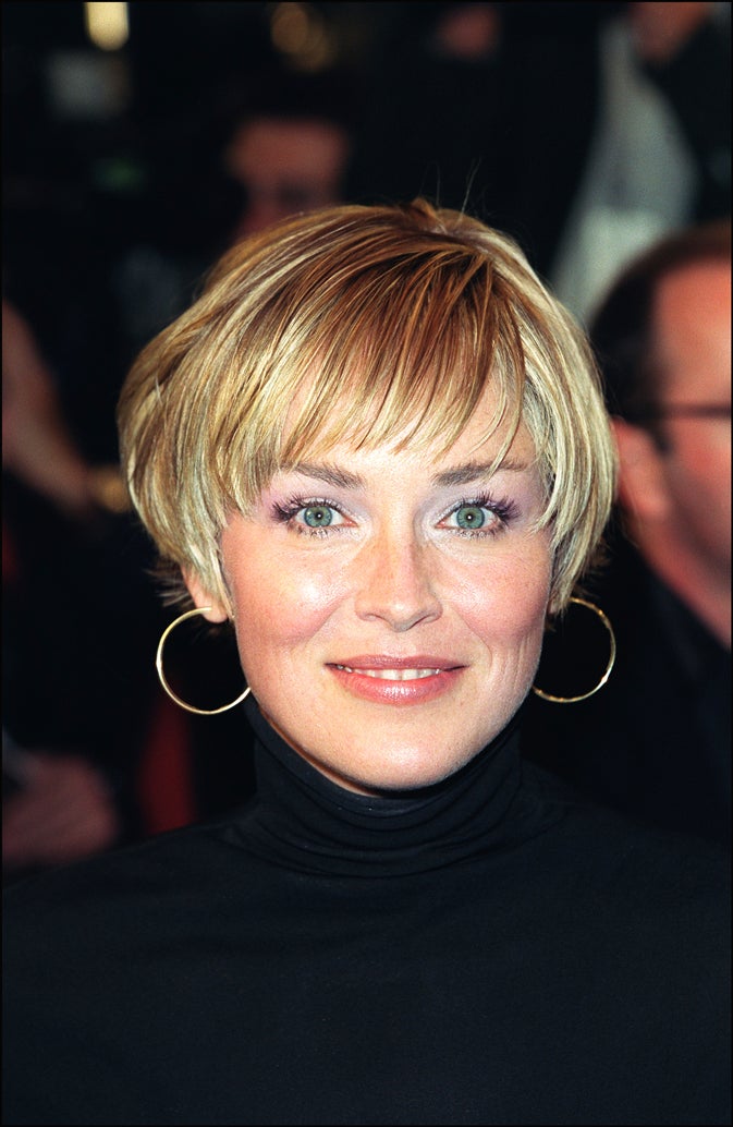 La protagonista de la clásica película 'Instinto básico', también se ha atrevido con el corte de pelo tazón, que es la transición entre un short bob y un pixie. Nos encanta cómo lo lleva con flequillo y puntas muy desfiladas.