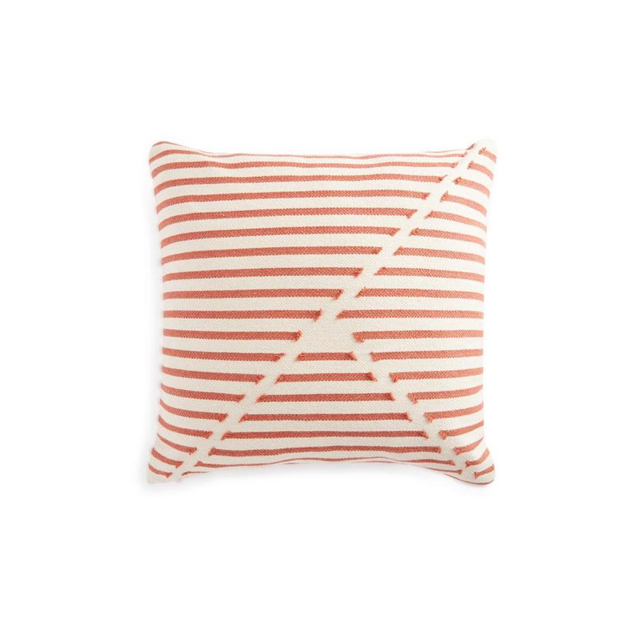 Con este estampado de rayas, darás un aire de puro verano al salón. Es un cojín de Primark Home y cuesta 12 euros.