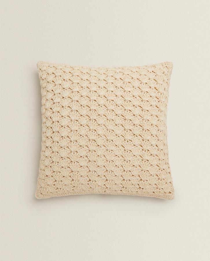 El crochet es un tejido que regresa cada verano. En moda es tendencia, y parece que también se apoderará del salón. Esta funda de cojín es de Zara Home y cuesta 29,99 euros.
