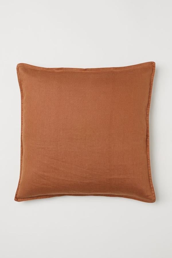 Los tonos terracota se suele utilizar en otoño, hasta ahora. Con más frecuencia vemos estos colores, propios casi de una terraza en mitad de Marruecos, en las casas de verano. Añade una funda de cojín (9,99 euros) al sofá como esta de H&M Home y mezcla con otros cojines en tonos claros para crear más equilibrio.