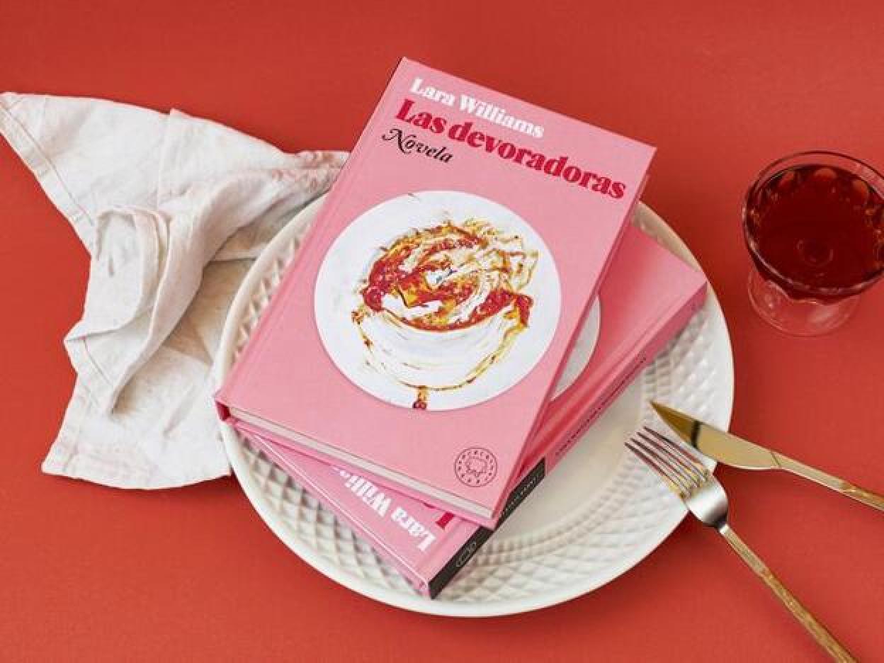 “Las devoradoras” es la primera novela de Lara Williams, pero ya ha dado en el clavo al diseccionar la relación que las mujeres, todas, tenemos con la comida. Pincha para ver los mejores libros para regalar o regalarte.