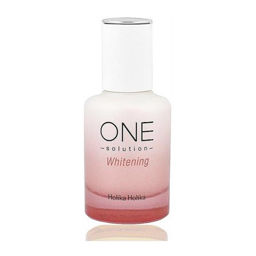 La ampolla sérum blanqueante One Solution de Holika Holika suaviza las manchas producidas por la exposición al sol o el paso de los años y unifica el tono de la piel a la vez que la aporta luminosidad. ¿El resultado? Una piel uniforme, radiante, hidratada y libre de irritaciones o rojeces (21,99 euros).