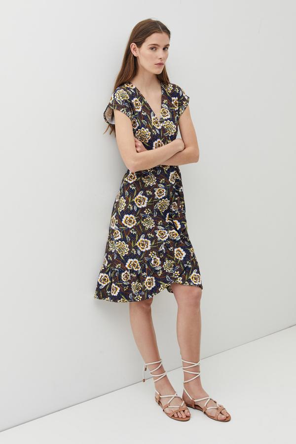 Vestido con estampado de flores con escote en pico (15,99 euros).