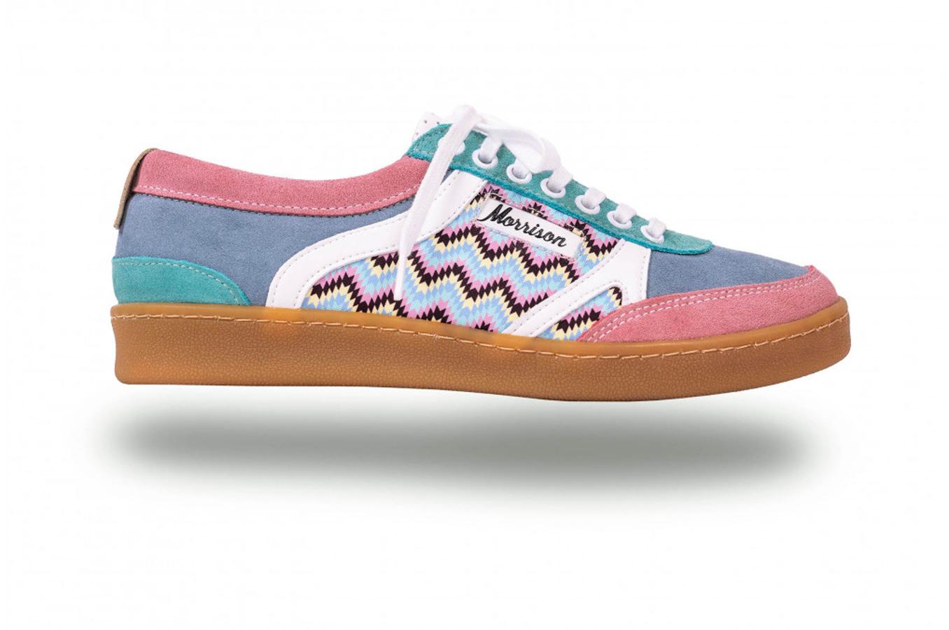 Zapatillas Bel-Air, en homenaje a la serie noventera El Principe de Bel-Air con colores vivos, atrevidos y llamativos. Muy de la onda de los 90 con un estampado muy vintage. Está fabricadas en serraje multicolor, los cordones son de algodón blanco y la suela color tocino. De Morrison (65 €).