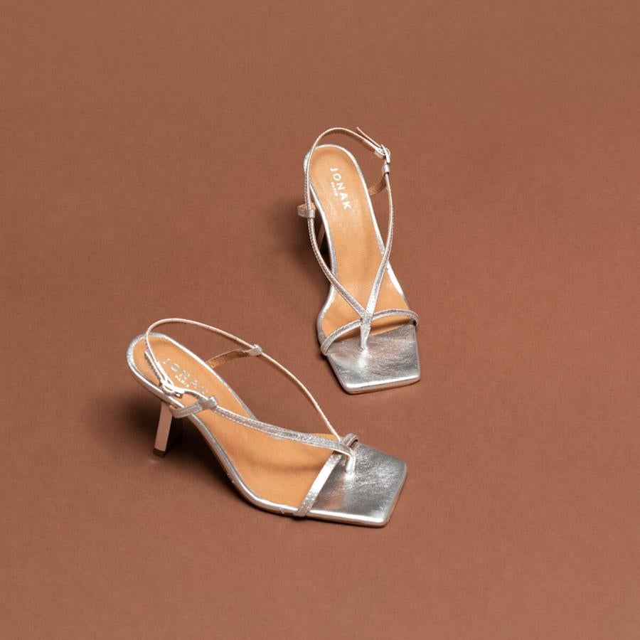 Sandalias de tiras en color plata con tacón medio de Jonak (120 euros)
