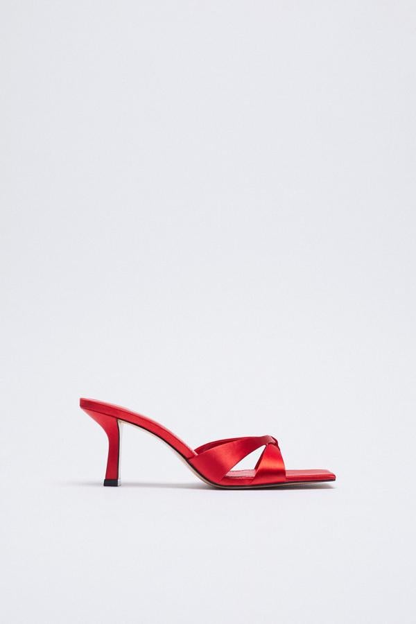Sandalias destalonadas en color rojo satinado de Zara (25,99 euros)