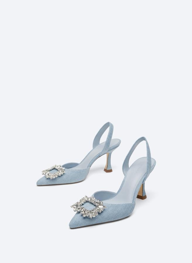 Zaàtos destaloandos en azul empolvado con detalles joya de Uterqüe (99,99 euros)