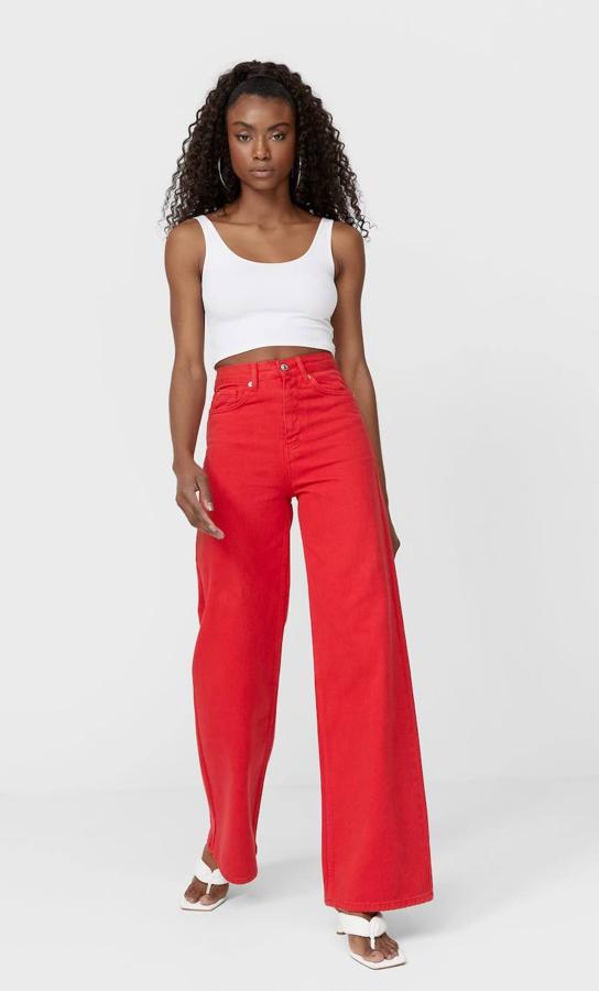 Stradivarius nos trae unos vaqueros de pierna ancha y tiro alto. El acabado del bajo no tiene costuras. Están disponibles en doce colores y cuestan 29,99 €.