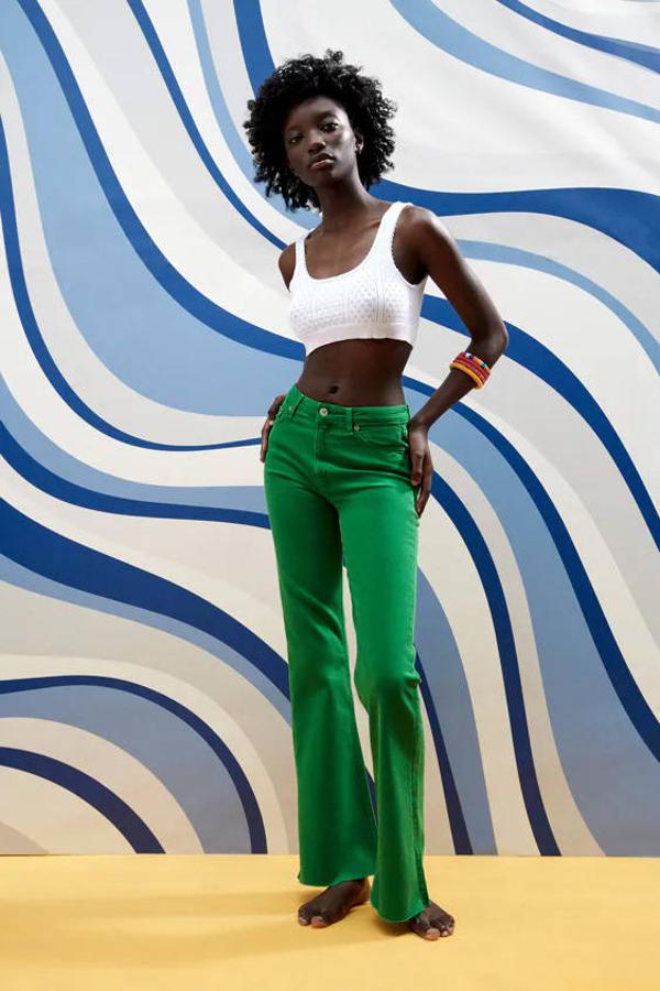 Estos pantalones flare de un color verde intenso son de talle alto. La pierna ajustada contrasta con el bajo evasé. Los puedes comprar en Zara por 29,95 €.