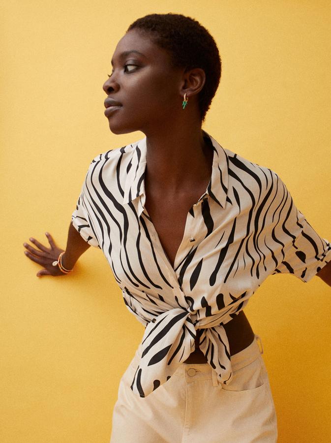 Camisa de manga corta con estampado de cebra, de Parfois (22,99 €).