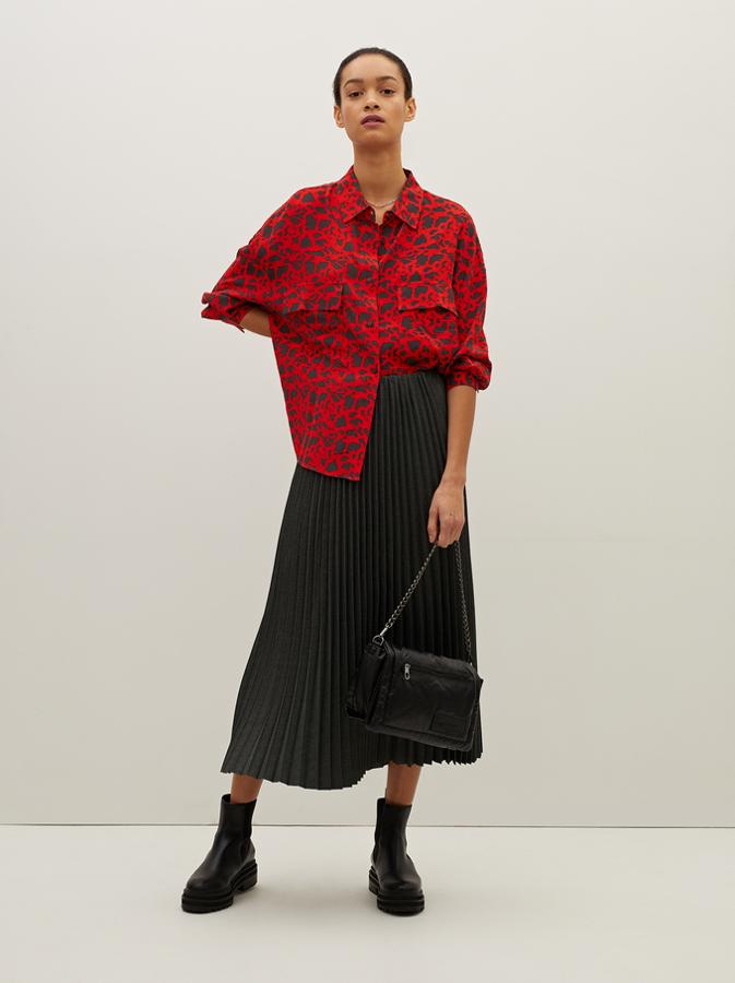 Camisa oversize de manga larga con estampado animal, de Parfois (25,99 €).