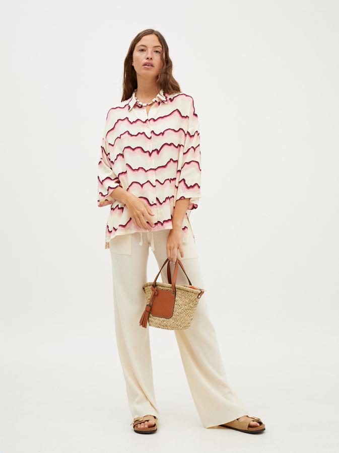 Camisa oversize de media manga con estampado de tie-dye, de Parfois (25,99 €).