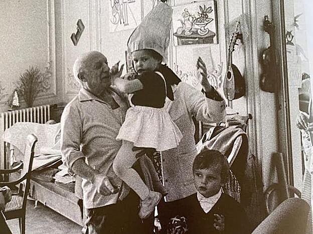 Lucía Dominguín puede presumir de una infancia feliz y rodeada de talento, en la imagen en brazos de Picasso.